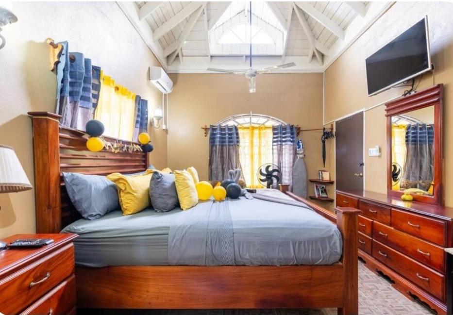 Cambridge Mi Casa Ur Casa With Pool And Beach Access Runaway Bay Room photo
